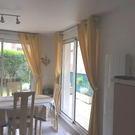 3 Pièces Avec Terrasse Et Parking Proche - Fr-1-712-86