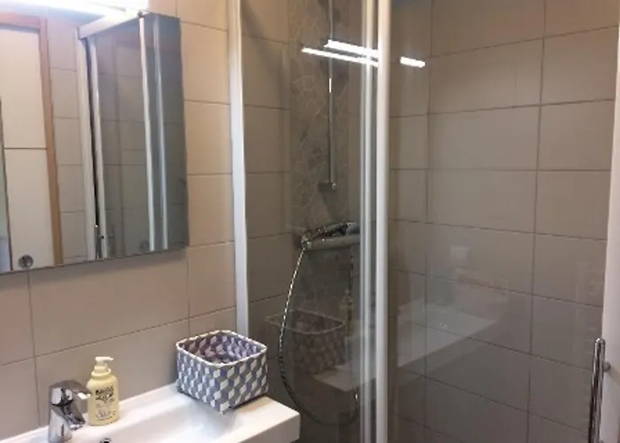 3 Pieces Avec Terrasse, Parking Proche - Fr-1-712-86 *